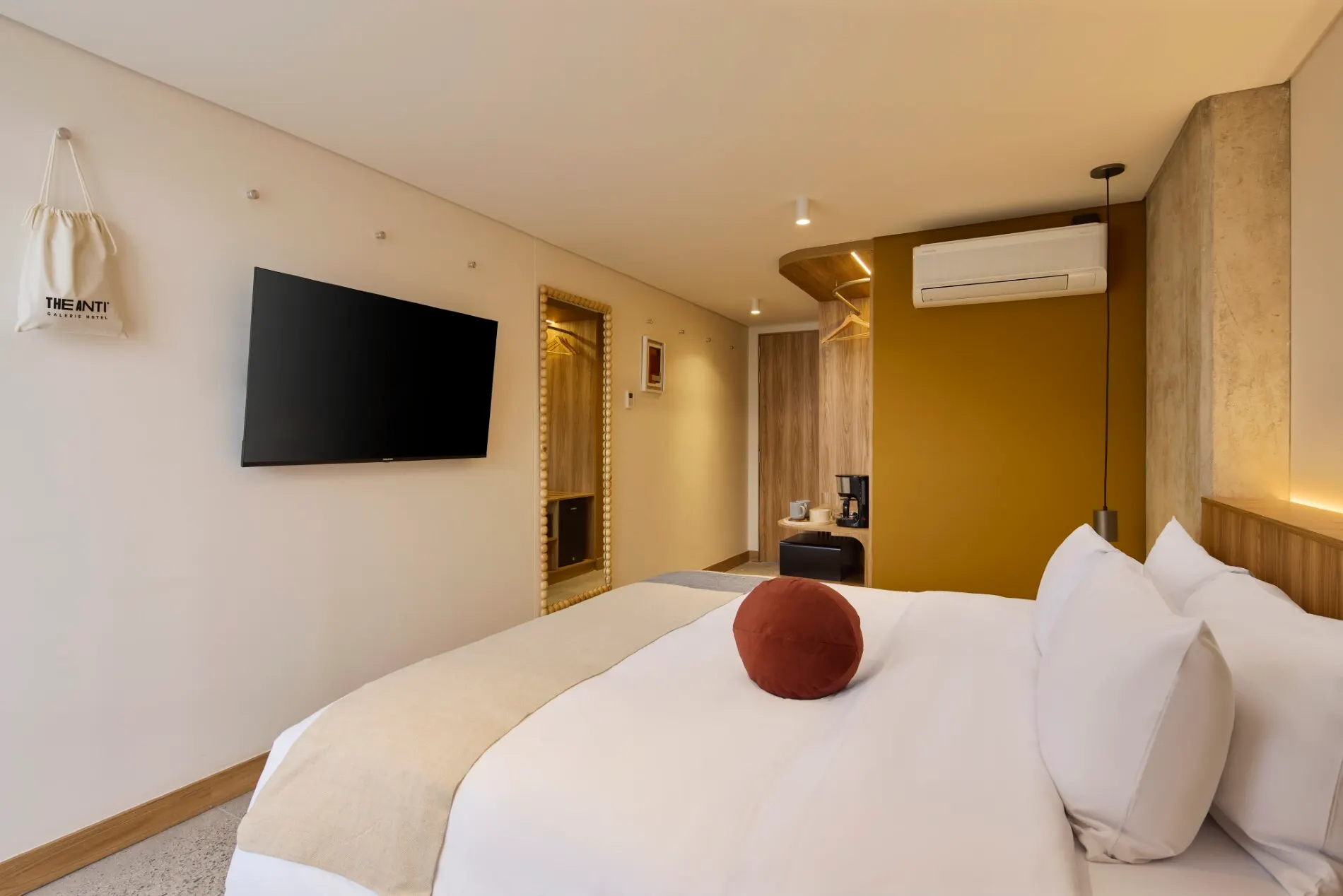 Suite King Movilidad Reducida con cama King amplia, televisor y aire acondicionado